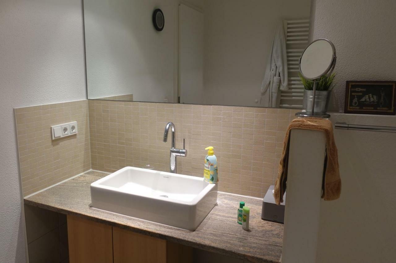 Grosszuegiges Zimmer Mit Badezimmer In Rheinwohnung Köln Exteriör bild