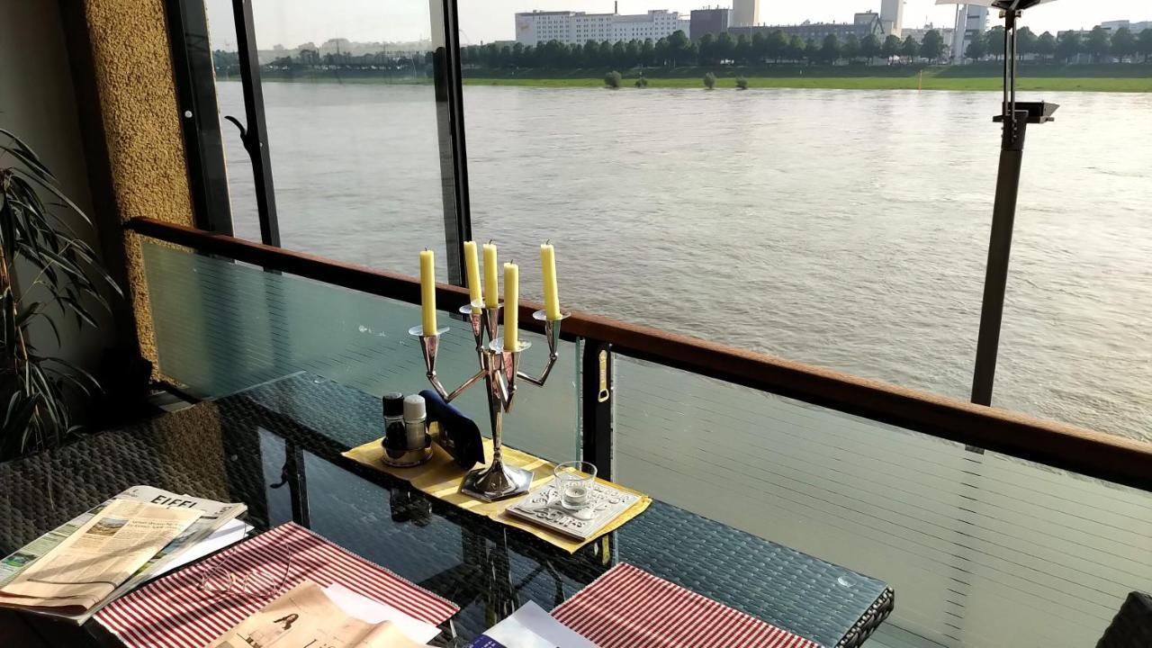 Grosszuegiges Zimmer Mit Badezimmer In Rheinwohnung Köln Exteriör bild